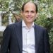 Raphaël Krivine, directeur de la Relation client et distributeur pour AXA Banque :