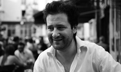 Comment Hector Cabello Reyes a maîtrisé l’art du storytelling : Un parcours du théâtre au cinéma