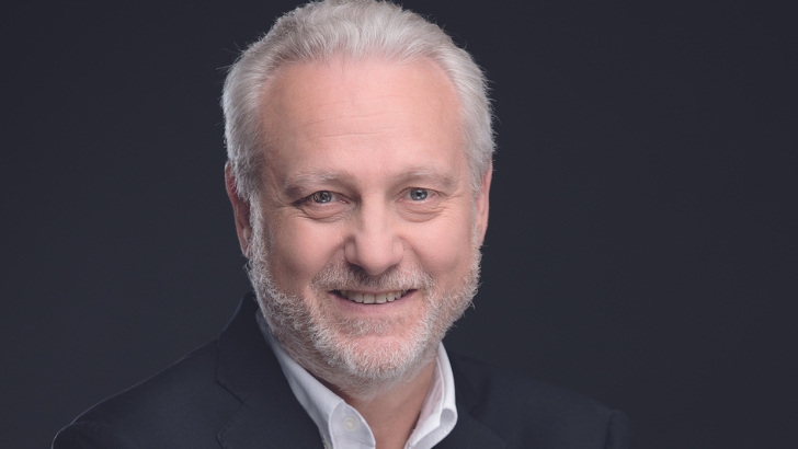 Yves Bigot révèle comment TV5MONDE prospère face aux défis mondiaux des médias
